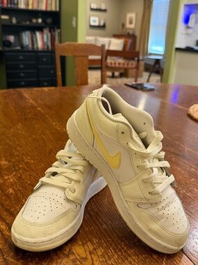 Nike Low-Top Sneakers in Cream with Yellow Swoosh and Pink Insole